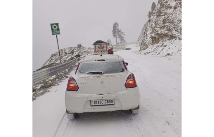 Heavy snowfall on Mughal Road on Saturday. -Excelsior/Waseem