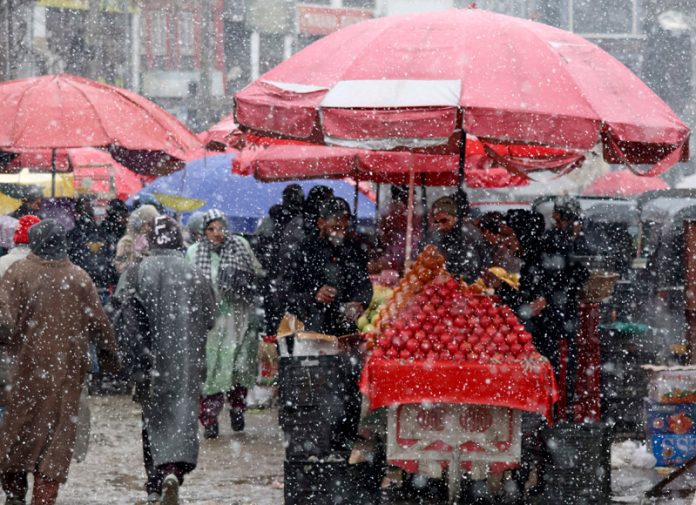 Srinagar receives another fresh bout of snowfall on Saturday. -Excelsior/Shakeel