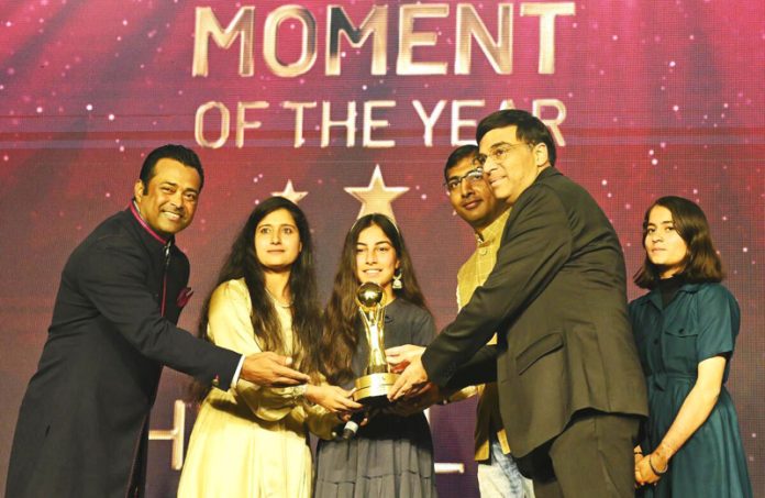 CEO, Shri Mata Vaishno Devi Shrine Board, Anshul Garg and Arjuna Awardee Para archer Sheetal Devi receiving award at Mumbai.