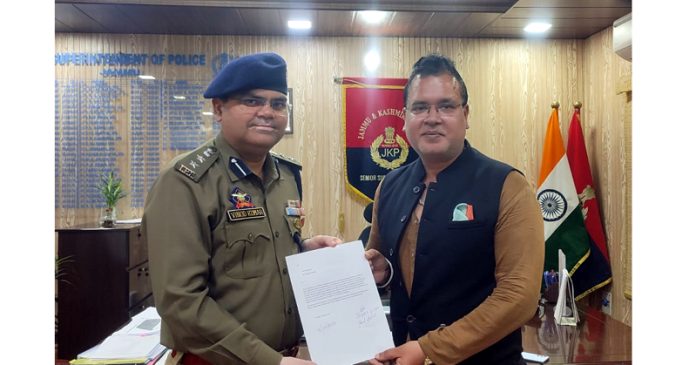 Dogra activist Jayesh Gupta presenting a memorandum to SSP Jammu Vinod Kumar.