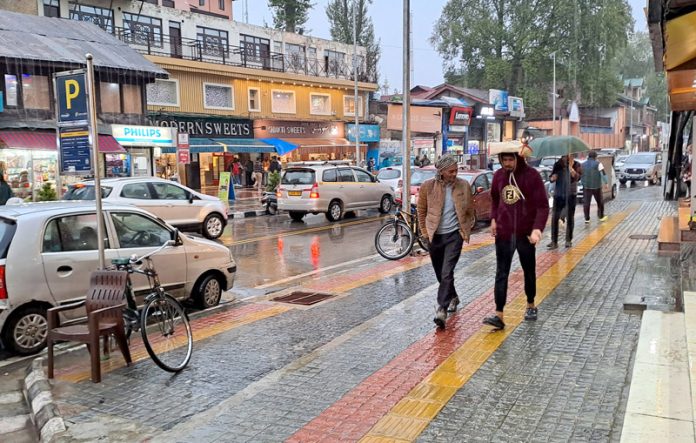 Rains drench Srinagar on Saturday evening. -Excelsior/Shakeel