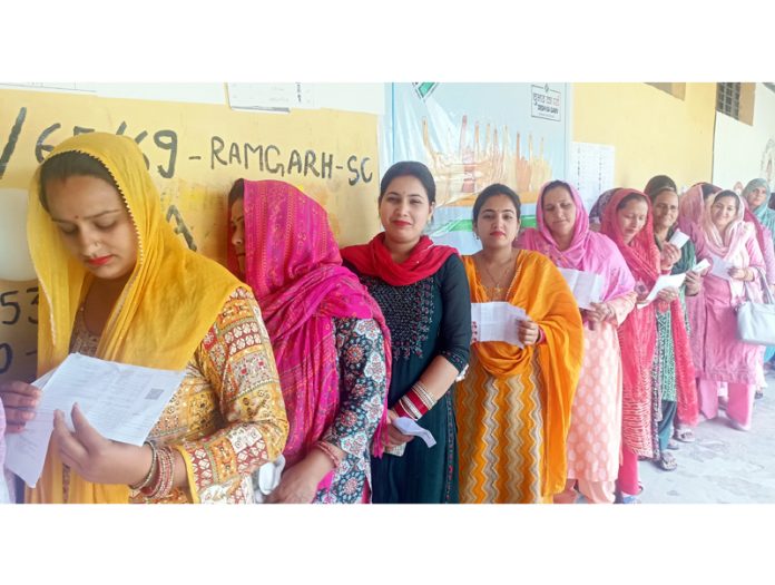 Women voters in a long queue in front of a Polling Station in border village of Bainglar in Ramgarh sector of Samba district on Friday. —Excelsior/Sambyal