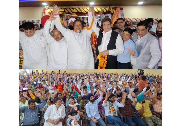 Senior AICC leader Raj Babbar, Cong candidate Raman Bhalla and others during public rally in Vijaypur area of Jammu on Saturday.