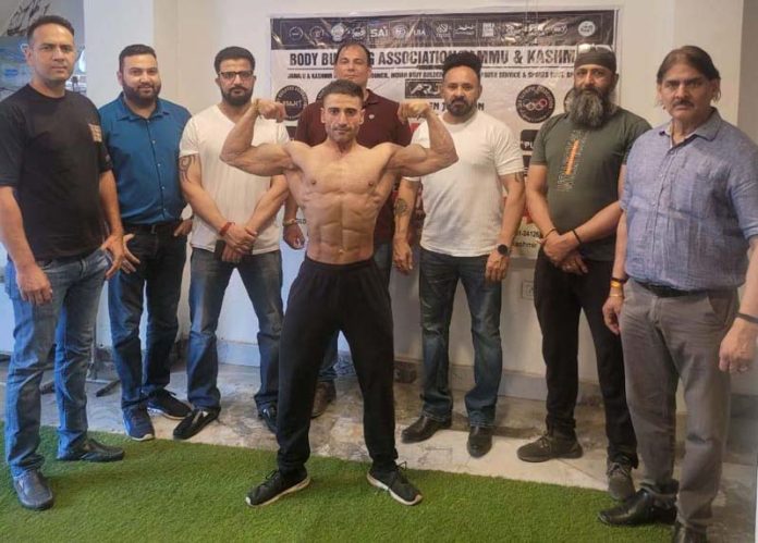 J&K bodybuilder Vimaljit posing along with team of Bodybuilders Association.