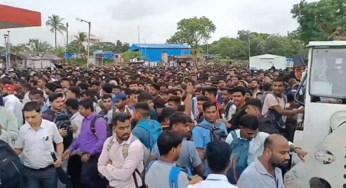 Stampede-like situation near Mumbai airport as thousands turn up for job vacancies