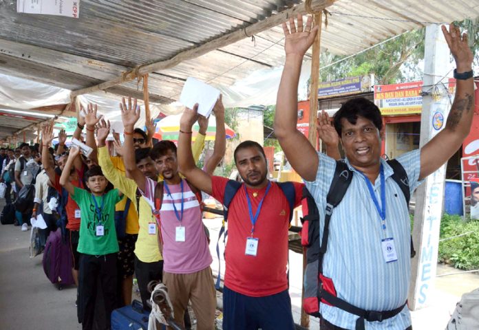 Shri Amarnath Ji bound pilgrims chanting ‘Bum Bum Bhole’ while entering Bhagwati Nagar Yatri Niwas on Tuesday. -Excelsior/ Rakesh