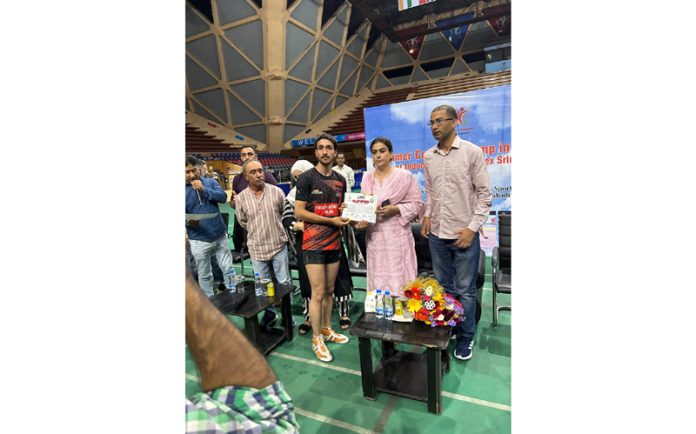 Secretary J&K Sports Council, Nuzhat Gul presenting certificate to a Kabaddi player at Srinagar. 