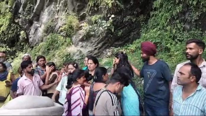 Brake Of Amarnath Pilgrims' Bus Fails, 10 Jump Out, Injured