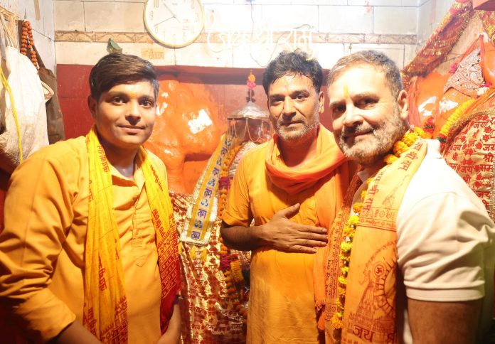 Rahul prays at Hanuman  temple en route to Raebareli