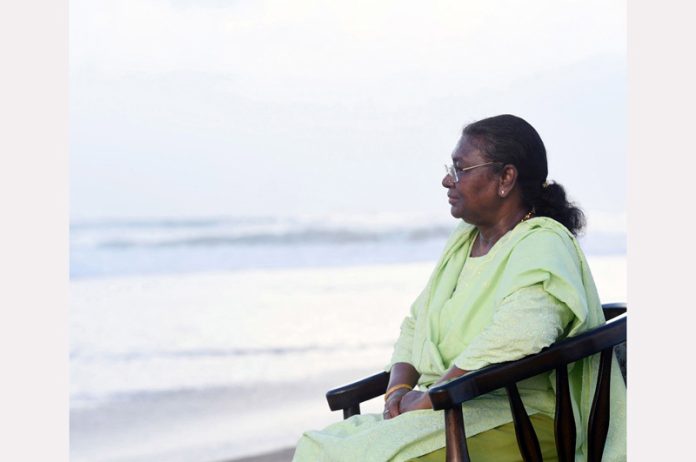 President Droupadi Murmu spends some time at Sea Beach of Puri in Odisha on Monday. She asked people to take smaller and local steps to protect the environment for better tomorrow. (UNI)