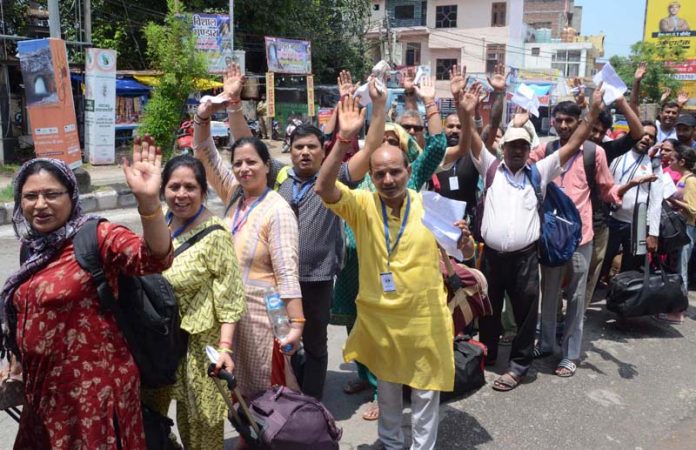 Shri Amarnath Ji bound Yatris in a queue at Bhagwati Nagar Yatri Niwas on Thursday. -Excelsior/Rakesh