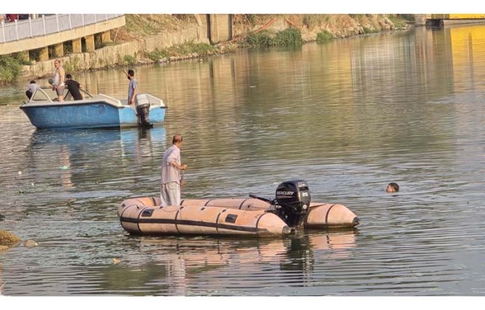 Police and locals at the spot on Foreshore Road along Dal lake where three unidentified bodies were retrieved on Saturday. -Excelsior/Shakeel