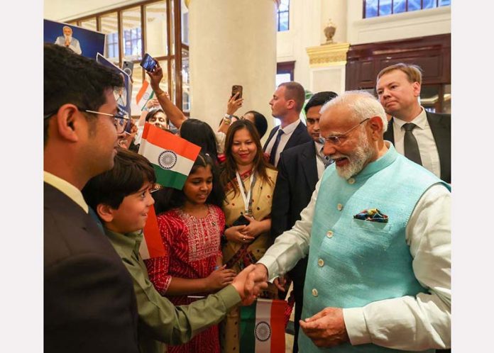 Indian community and people of Russia welcome Prime Minister Narendra Modi in Moscow on Monday.(UNI)