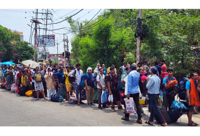 Yatris on way to Bhagwati Nagar Yatri Niwas on Tuesday for their onwards sojourn to holy cave. -Excelsior/Rakesh