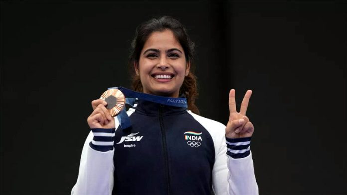 Manu Bhaker showing victory sign after winning bronze medal in 10m Air Rifle Shooting.