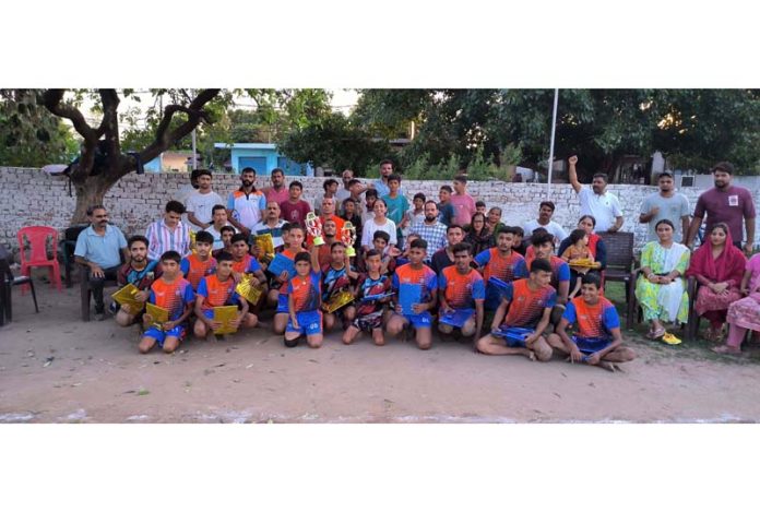 Kabaddi players posing with dignitaries.