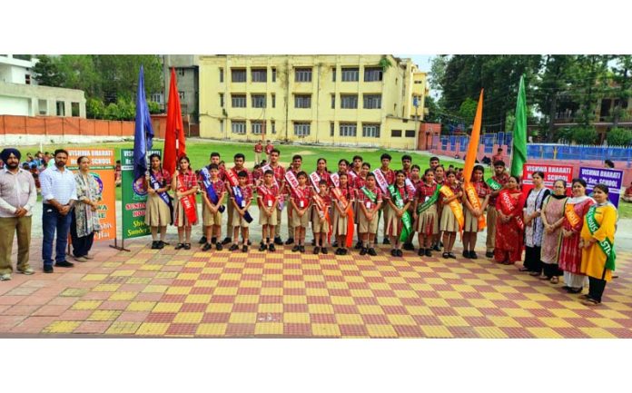 Students and teaching faculty posing for group photograph.