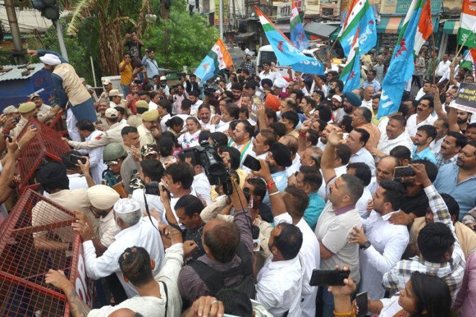 Cong leaders and workers taking out strong protest march to LG House in Jammu on Thursday. —Excelsior/Rakesh