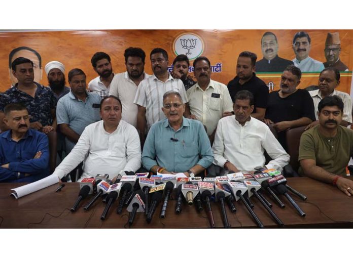 Senior BJP leader Kavinder Gupta along with Nai Basti shopkeepers addressing a press conference at Jammu on Friday. -Excelsior/Rakesh