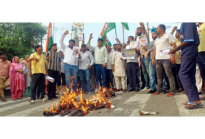 Cong activists staging protest at High Court Chowk in Jammu North on Sunday. -Excelsior/Rakesh