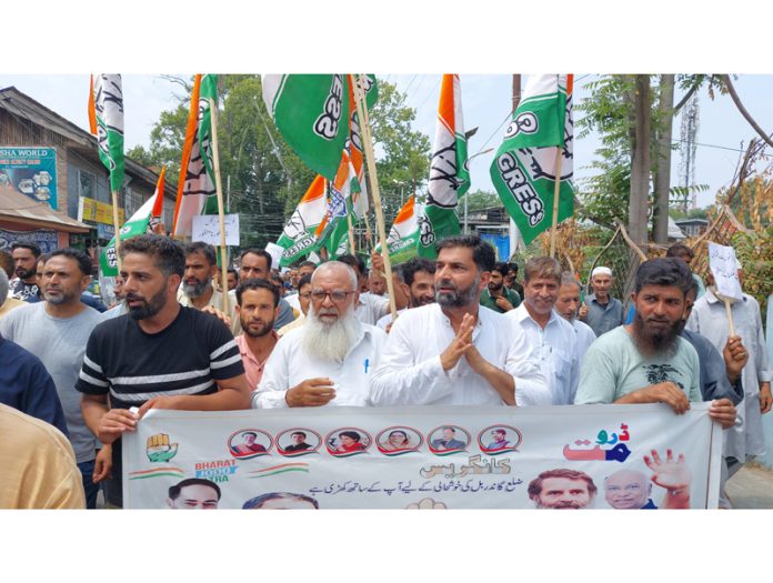 Cong workers protesting against Government’s anti-people policies.