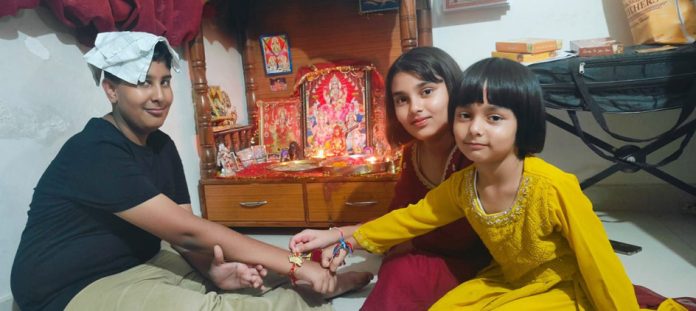 JAMMU, AUG 19 :- Sisters tying Rakhi on brothers wrist on the occasion of Raksha Bandhan festival in Jammu on Monday. UNI 