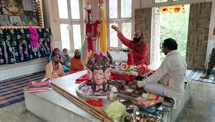 SRINAGAR, AUG 7 :- ‘Chhari-Mubarak’ (Holy Mace), one depicting Lord Shiva and another Goddess Parvati has been kept in the Amareshwar Temple at Akhara Building Srinagar for ‘Darshan’ to devotees and tourists till it leaves for main course of pilgrimage on August 14. UNI