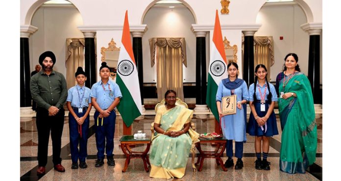 Students of IDPS posing along with President Droupadi Murmu at Rashtrapati Bhawan.