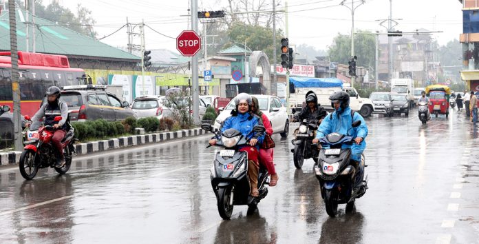 Intermittent Rains Lash Kashmir Valley, Leading To Further Dip In The Day Temperature.