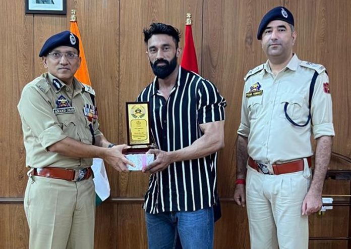 ADGP Jammu, Anand Jain presenting memento to bodybuilder Sandeep Verma.