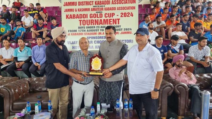 Organizers presenting memento to dignitaries.