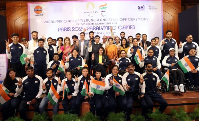 Indian paralympic contingent posing along with Sports Minister Mansukh Mandaviya at New Delhi.