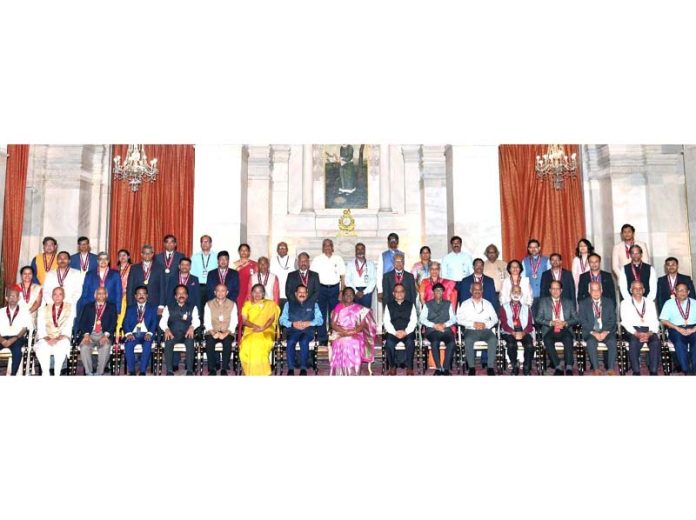 President of India, Droupadi Murmu, flanked by Minister for Science & Technology Dr Jitendra Singh, posing for group photograph with recipients of 