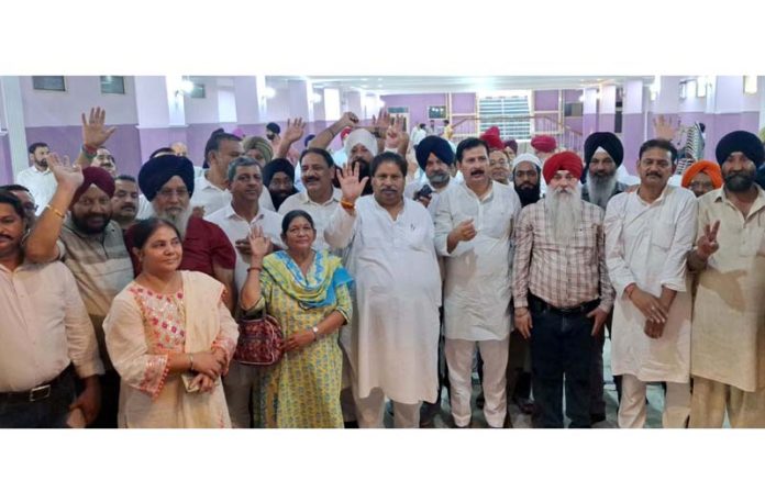 Cong leader Raman Bhalla interacting with members of Cong Minority Cell Gangyal.