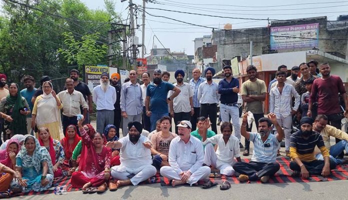 Residents of Sector-7 in Nanak Nagar area staging a protest in Jammu on Friday. -Excelsior/Rakesh