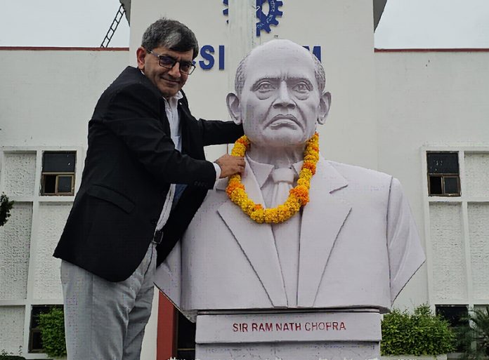 Director, CSIR-IIIM Jammu, Dr Zabeer Ahmed garlanding the statue of Col Sir RN Chopra, Founder Director of the Institution.