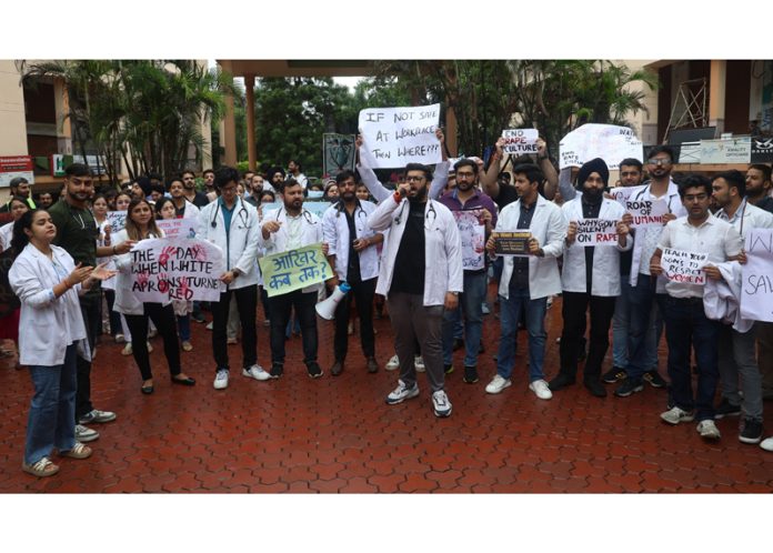 Doctors staging protest at Bahu Plaza, Jammu on Tuesday. — Excelsior/Rakesh