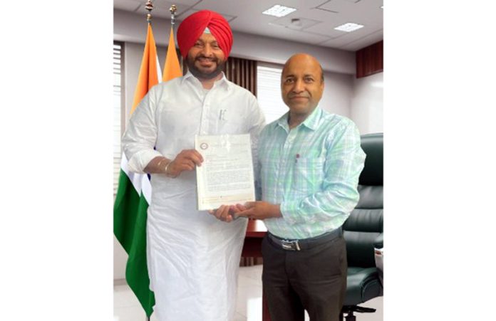 Zonal Board Member of Northern Railways, Dr Sanjay Bansal presenting a memorandum to MoS Railways, Ravneet Singh Bittu.