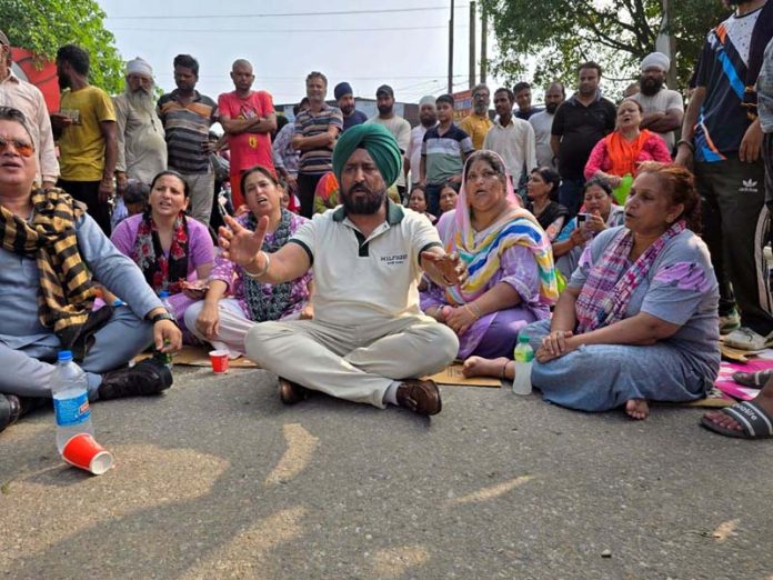 JKPCC general secretary, TS Tony staging 'dharna' with local women at Jeevan Nagar, Jammu.