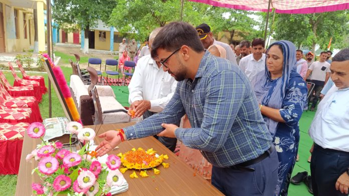 DC Samba Abhishek Sharma paying floral tribute to martyr HC Joginder Kumar.