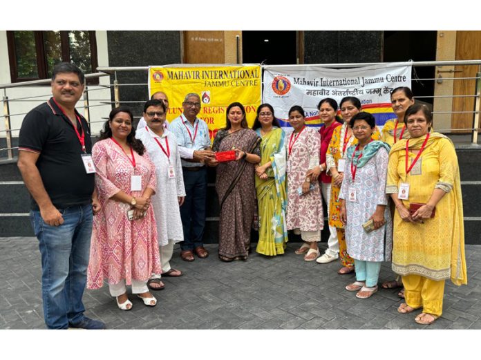 Members of the Jammu Centre of Mahavir International posing with BJP leaders Rekha Mahajan and Divya Jain after a blood donation camp.