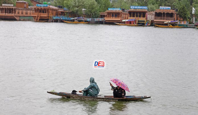 Heavy rain lashes in Srinagar.Excelsior/Shakeel