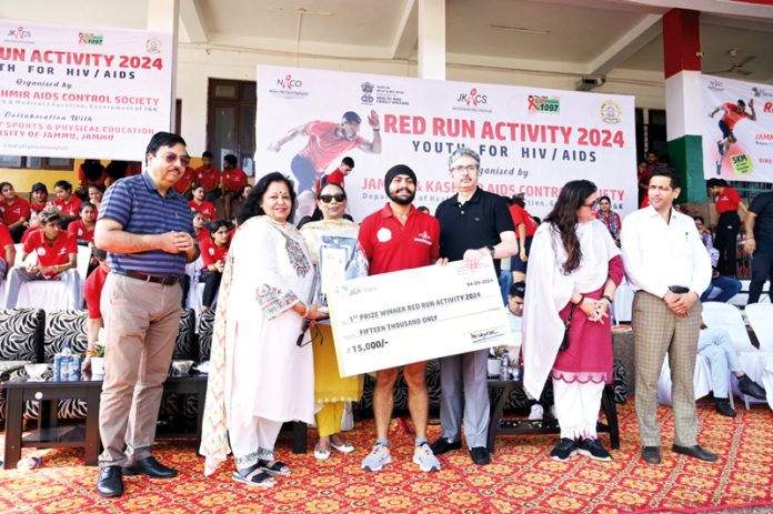 Project Director, JKACS, Dr Abdul Rouf Bhat awarding the winner (men’s category) of Red Run Activity.