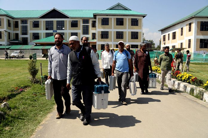 Polling staff leaving for their destinations from Govt Women’s Degree College, Pulwama. -Excelsior/Younis Khaliq