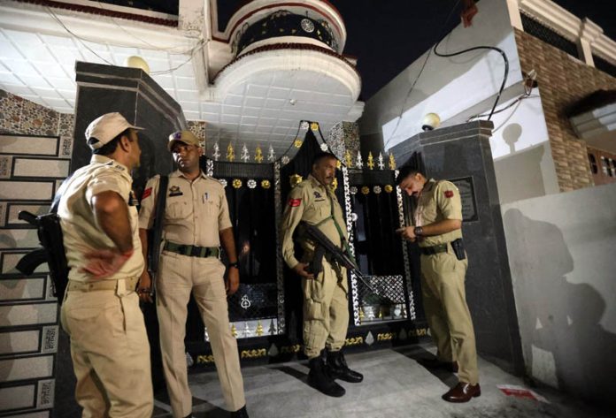 Cops stand guard outside the house where couple was murdered on Saturday. —Excelsior/Rakesh