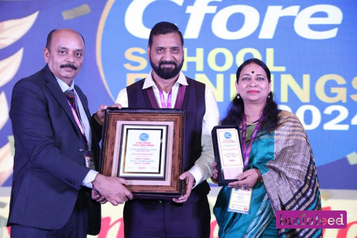 Chairman Sanjeev Gupta and Director Rajni Gupta receiving award at Delhi.