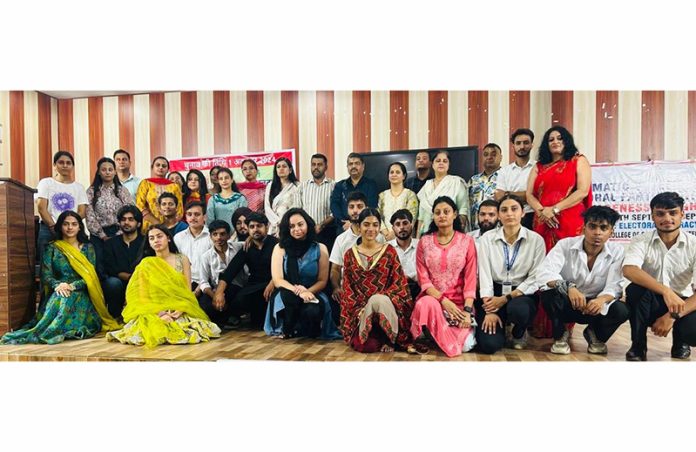 Faculty members and students of Government SPMR College of Commerce posing with guests during a programme.