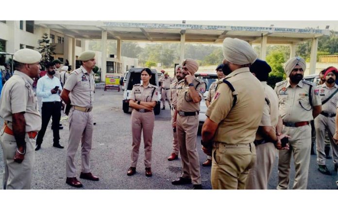 JKP and Punjab Police officers holding discussions at Lakhanpur on Saturday.