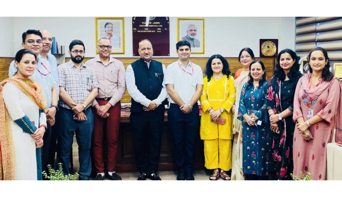 ED & CEO, AIIMS Jammu, Prof (Dr) Shakti Kumar Gupta posing with the surgical team.