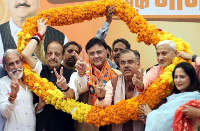 Senior Congress leader, Vikram Malhotra being welcomed in BJP by senior party leaders at Jammu on Tuesday.